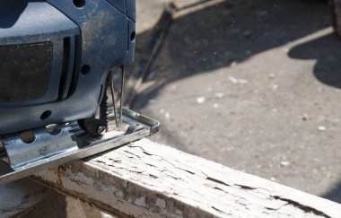 Demir testeresiyle odun kesme işlemi