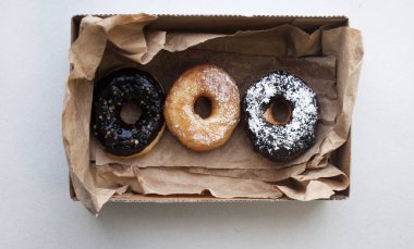 Bir kutuda üç çörek. Glütensiz ev yapımı pirinç unu çöreği.. 