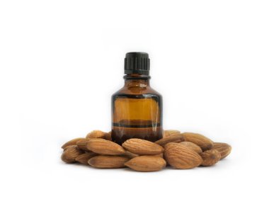 Beyaz arkaplanda yağlı bademler