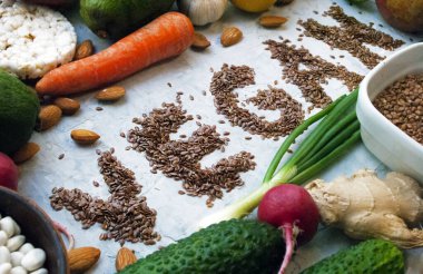 Sağlıklı vejetaryen gıda kavramı. Yüksek miktarda antioksidan, lif, akıllı karbonhidrat ve vitamin içeren yiyecekler. Keten tohumu ile hazırlanmış 