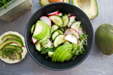 Glütensiz, vejetaryen öğle / kahvaltı / akşam yemeği. Turp, salatalık ve avokado salatası. Avokado ve mikro yeşillikli pirinç kurabiyeleri..