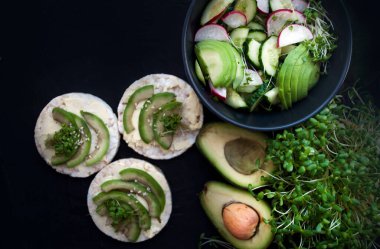 Glütensiz, vejetaryen öğle / kahvaltı / akşam yemeği. Turp, salatalık ve avokado salatası. Avokado ve mikro yeşillikli pirinç kurabiyeleri..