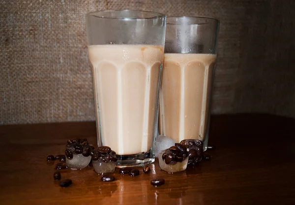 Кава Холодним Молоком Склянці Задньому Плані Мішковиною Крижана Кава Кубиком — стокове фото