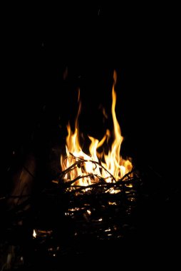 Dallar, şenlik ateşi geceleri yanar. Yangının fotoğrafı. Şenlik ateşi dansı.