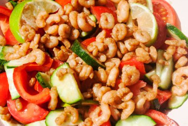 Karides ve sebzeli sıcak salata. Yaz diyeti atıştırması.