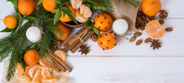 Weihnachten Hintergrund mit Mandarinen und Fichte — Stockfoto