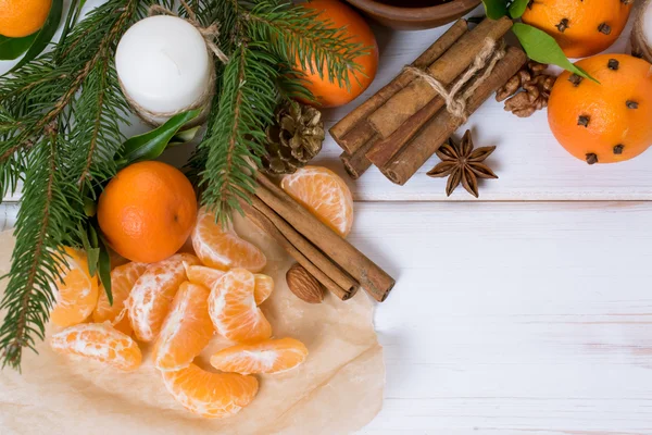 Vánoční pozadí s mandarinkami a smrk — Stock fotografie