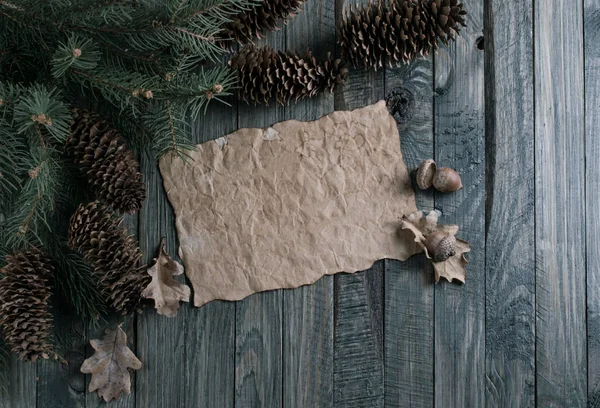 Vánoční pozadí s starý papír ve stylu vintage na dřevěných p — Stock fotografie