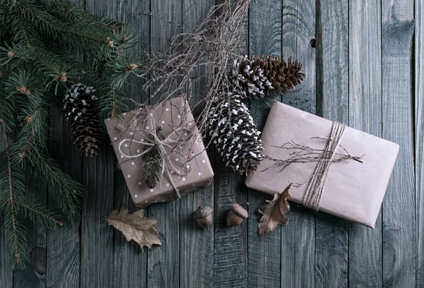 Fundo de Natal com caixa de presente em tábuas de madeira — Fotografia de Stock