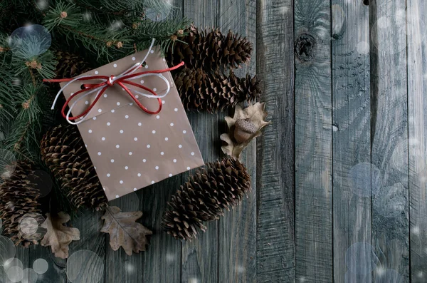 Fundo de Natal com pacote de papel presente em estilo vintage — Fotografia de Stock