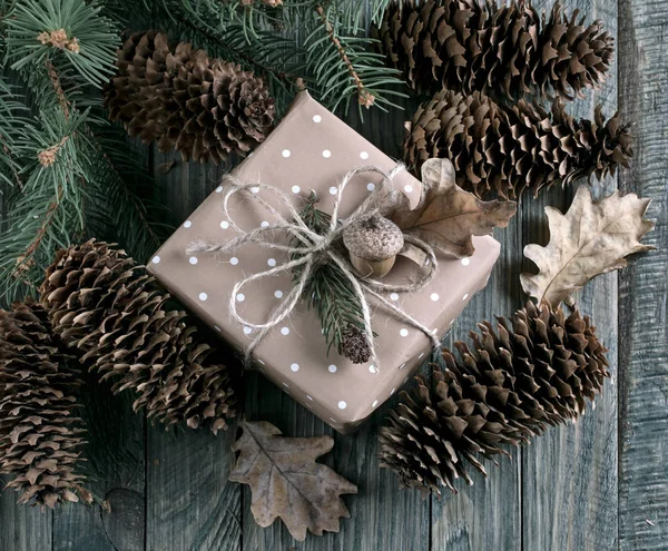 Fundo de Natal com caixa de presente em tábuas de madeira desgastadas — Fotografia de Stock