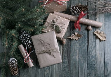 Hediye kutusu ve kaydırma vintage tarzı o Noel arka plan