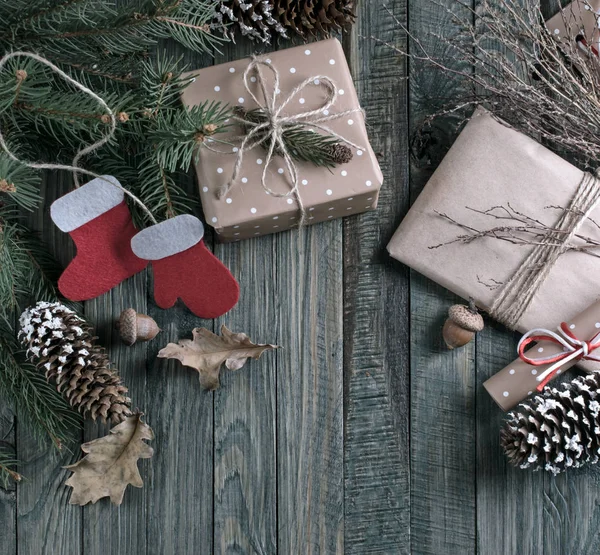 Fundo de Natal com caixa de presente, botas de Papai Noel e pergaminho — Fotografia de Stock