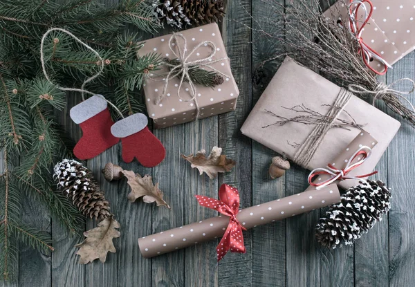 Fundo de Natal com caixa de presente, botas de Papai Noel e pergaminho — Fotografia de Stock