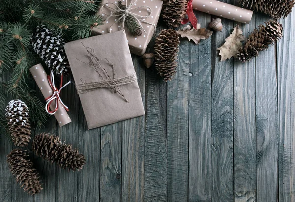 Fundo de Natal com caixa de presente e rolagem em estilo vintage o — Fotografia de Stock