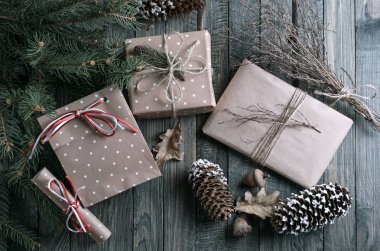 Hediye kutusu ve kaydırma vintage tarzı o Noel arka plan