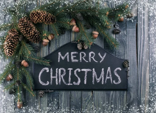 Placa de boas-vindas de Natal com ramos de abeto, cones de pinho, ac — Fotografia de Stock