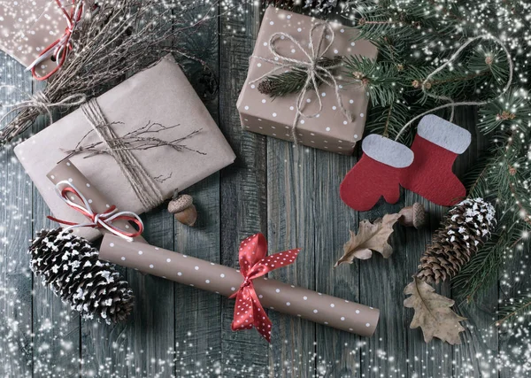 Fundo de Natal com caixa de presente, botas de Papai Noel e pergaminho — Fotografia de Stock