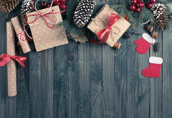 Fondo de Navidad con abeto, caja de regalo, botas de Santa Claus y —  Fotos de Stock