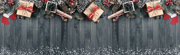 Fond de Noël avec épicéa, boîte cadeau, bottes du Père Noël an — Photo