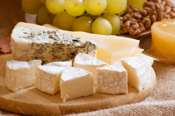 Peynir türleri üzüm, ceviz ve bal ile servis — Stok fotoğraf