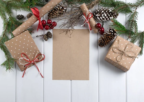 Fondo navideño con hoja de papel vacía. Vista superior . —  Fotos de Stock