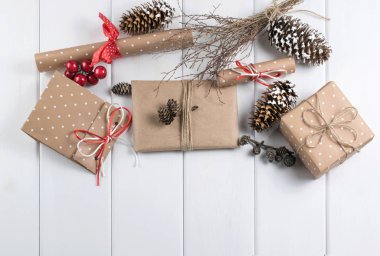 Noel hediye kutusu, koni ve kaydırma ahşap b arka plan