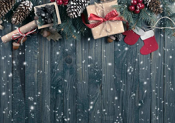 Fondo de Navidad con nieve, abeto, caja de regalo, botas de Santa — Foto de Stock