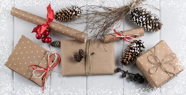 Fundo de Natal com caixa de presente, cones e rolagem em madeira b — Fotografia de Stock