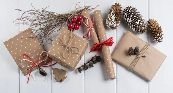 Fundo de Natal com caixa de presente, cones e rolagem em madeira b — Fotografia de Stock