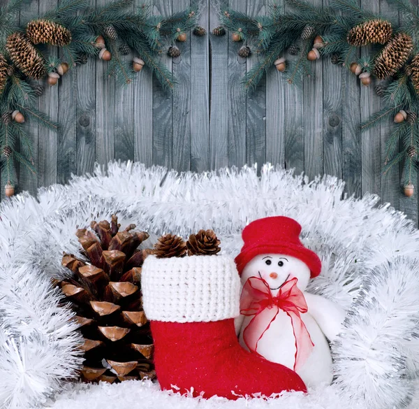 Kerst samenstelling met lachende sneeuwpop, Santa's boot en pin — Stockfoto
