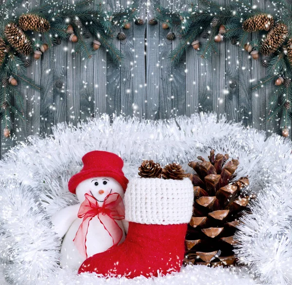 Рождественская композиция с улыбающимся снеговиком, сапогом Санты и булавкой — стоковое фото