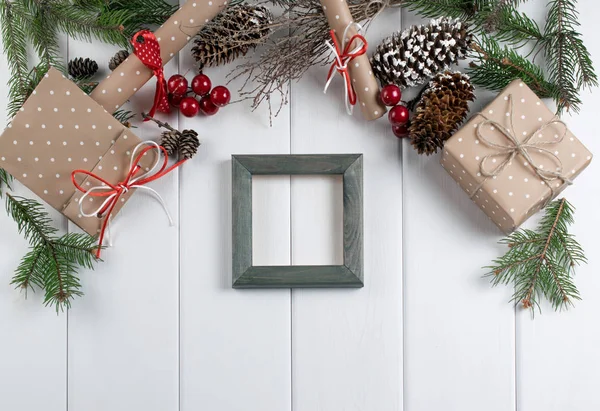 Fundo de Natal com moldura de foto, abeto, caixa de presente e scro — Fotografia de Stock