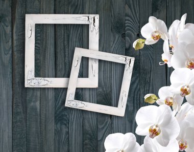 Eski püskü ahşap planı arka plan üzerinde beyaz orkide ve fotoğraf çerçevesi