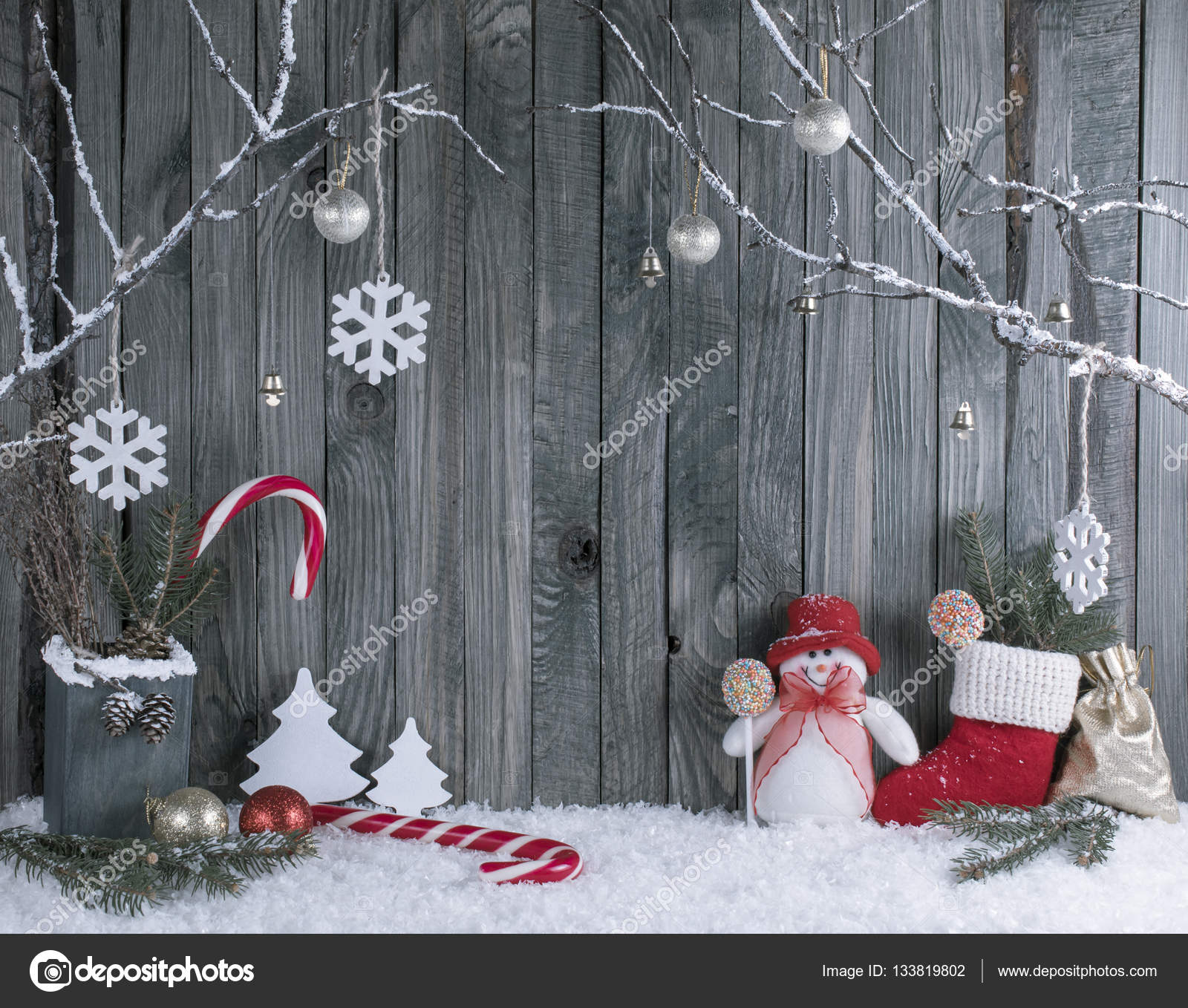 Kerst interieur met decoratieve takken, geschenken en snoep ... Kerst interieur met decoratieve takken, geschenken en snoep ...