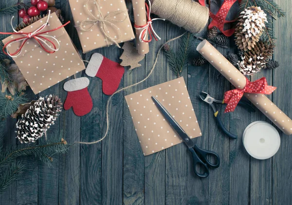 Fundo de Natal. Vista superior de presentes embalados e pergaminhos, spru — Fotografia de Stock