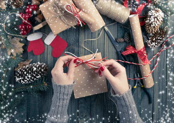 Vista superior de las manos de la mujer envuelven regalo de Navidad. Regalos embalados y —  Fotos de Stock