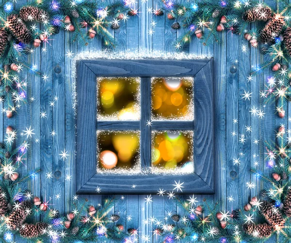 Новорічні дерев'яні вікна, прикрашені новорічним декором — стокове фото