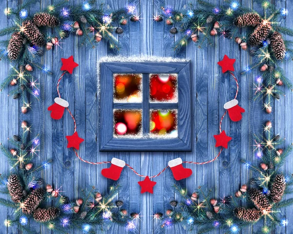 Houten ramen van de kerst versierd met Nieuwjaar decor — Stockfoto