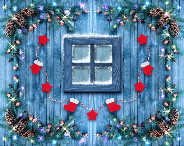 Χριστουγεννιάτικο ξύλινο παράθυρο διακοσμημένο με ντεκόρ νέο έτος — Φωτογραφία Αρχείου