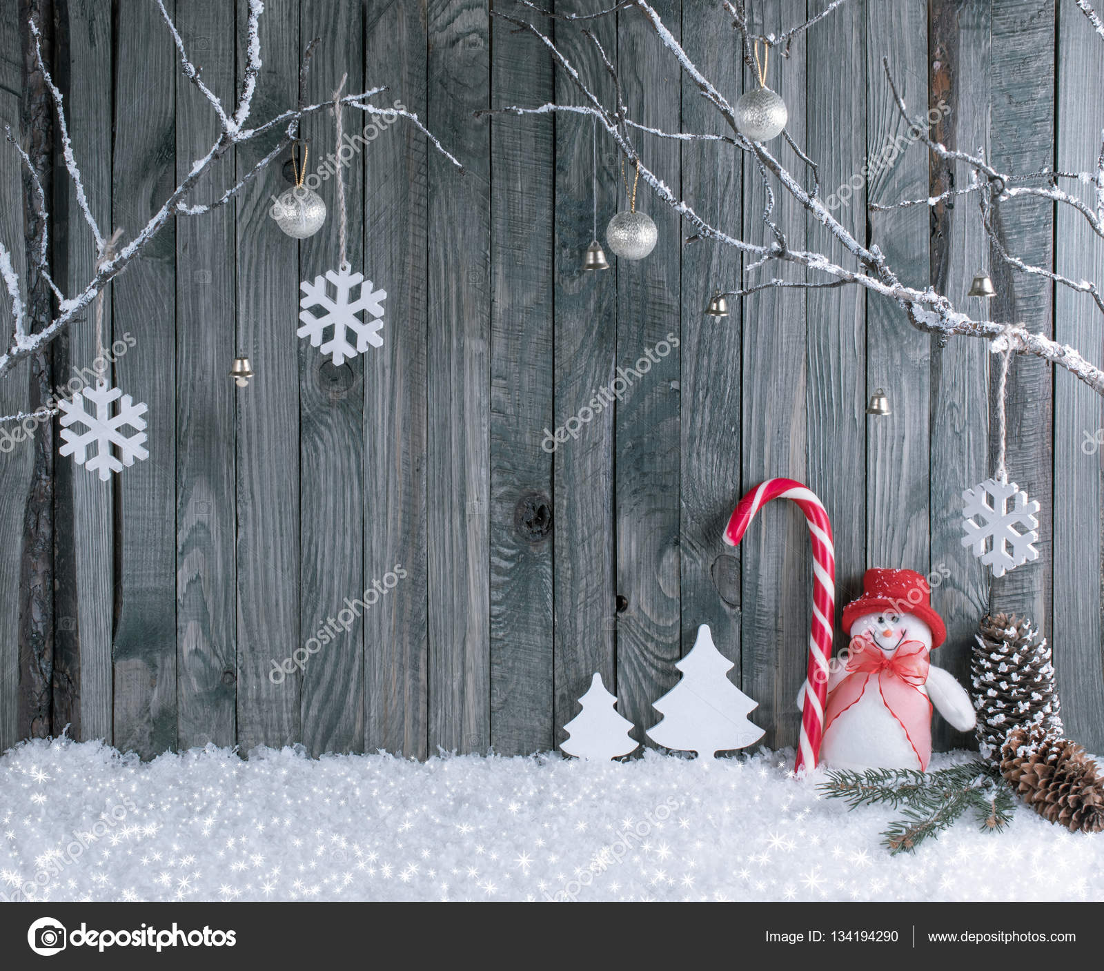 Kerst interieur met decoratieve takken, geschenken en snoep stokken ... Kerst interieur met decoratieve takken, geschenken en snoep stokken ...
