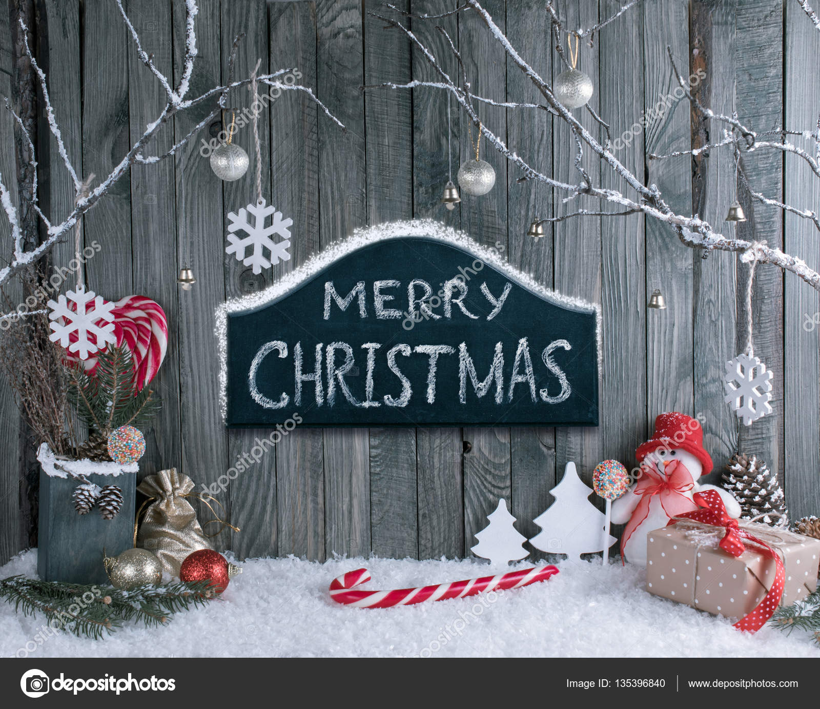 Kerst interieur met sneeuwpop, uithangbord, decoratieve takken ... Kerst interieur met sneeuwpop, uithangbord, decoratieve takken ...