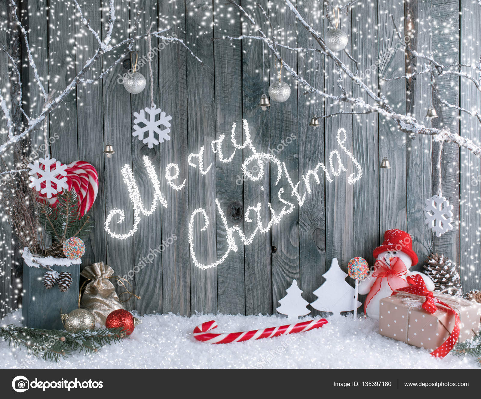Kerst interieur met sneeuwpop, decoratieve takken, geschenken en ... Kerst interieur met sneeuwpop, decoratieve takken, geschenken en ...