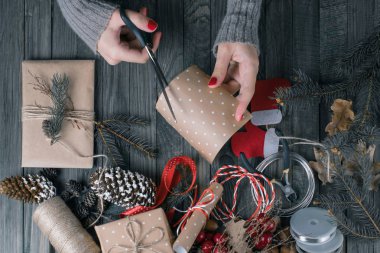 Kadın el Noel prese için hediye kağıt kesme Üstten Görünüm
