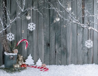 Noel iç dekoratif dalları, çam ağaçları, hediyeler ve şekerler