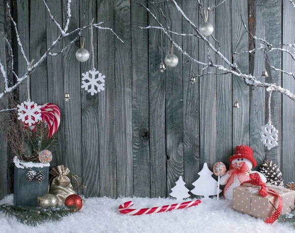 Intérieur de Noël avec bonhomme de neige, branches décoratives, présente un — Photo