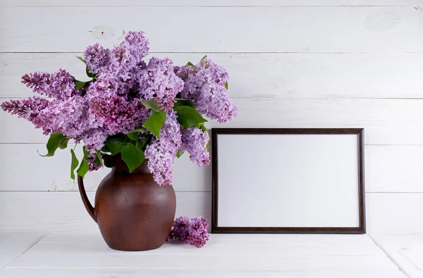 Buquê de lilás em jarro com moldura motivacional para texto — Fotografia de Stock