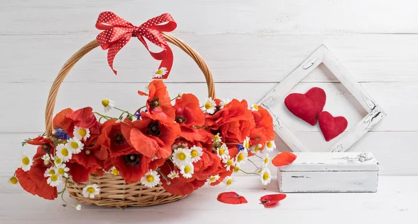 Card for Valentine Day with daisy flowers and poppies bouquet an — Stock Photo, Image