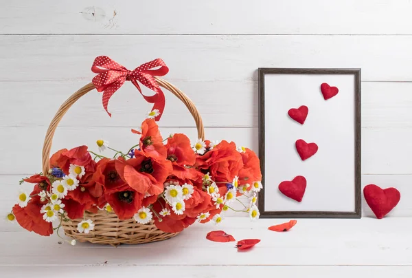 Carta per San Valentino con bouquet di papaveri nel cestino e motivo — Foto Stock