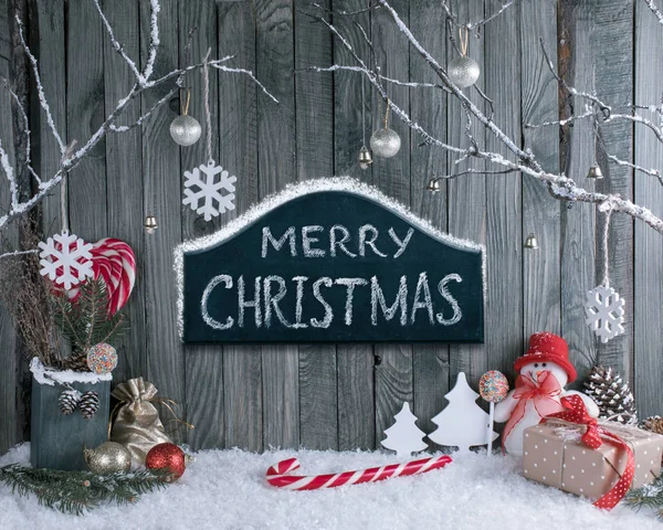 Interior de Navidad con muñeco de nieve, letrero, ramas decorativas , — Foto de Stock